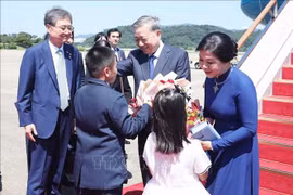 Le secrétaire général du Parti communiste du Vietnam, Tô Lâm, son épouse Ngô Phương Ly sont arrivés à la base aérienne de Seongnam à Séoul, entament une visite d’État en République de Corée. Photo : VNA