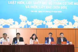 La conférence de presse consacrée au projet de loi révisant la Loi sur le don, le prélèvement et la transplantation de tissus et d’organes humains, ainsi que sur le don et le prélèvement de corps. Photo : sggp.org.vn