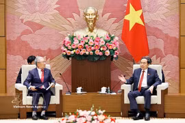 Le président de l’Assemblée nationale, Tran Thanh Man (droite), et le président de l’Association d’amitié République de Corée -Vietnam, Lee Shin Jae. Photo : VNA