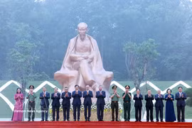 La cérémonie marquant l’inauguration de la statue « Oncle Ho avec la nation en fête ». Photo : VNA