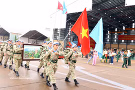 Cérémonie de départ de l'hôpital de campagne de niveau 2 n° 7 et l'équipe du génie n° 4, pour des missions de maintien de la paix pour les Nations Unies au Soudan du Sud (MINUSS) et dans la zone d'Abyei (FISNUA), tenue le 22 septembre 2025, à l'aéroport international de Tan Son Nhat, à Hô Chi Minh-Ville. Photo : VNA