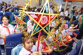 L'atmosphère était joyeuse et chaleureuse alors que les élèves des écoles d'éducation spécialisée de Hanoï célébraient la Fête de la mi-automne. Photo : VNA
