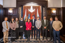 L’ambassadeur Ngo Minh Nguyet et un groupe de jeunes experts du Conseil argentin des relations étrangères (CARI). Photo : VNA