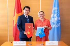 Le vice-ministre Lê Anh Tuân et la secrétaire générale de la CNUDCI, Anna Joubin-Bret, signent un protocole d'accord entre le ministère vietnamien des Affaires étrangères et la CNUDCI pour la période 2025-2031. Photo : VNA