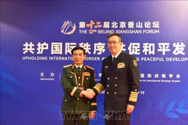 Le général Phan Van Giang (gauche), vice-secrétaire de la Commission militaire centrale et ministre de la Défense du Vietnam et le général de corps d’armée chinois Dong Jun, ministre chinois de la Défense, à Pékin. Photo : VNA