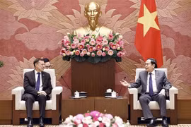 Le président de l'Assemblée nationale Tran Thanh Man (droite) reçoit à Hanoï l'ambassadeur d'Australie, Andrew Goledzinowski. Photo : VNA