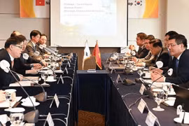 La séance de travail entre le ministre vietnamien Nguyen Hong Dien et des représentants de grandes sociétés énergétiques sud-coréennes telles que KEPCO, Doosan Energy, POSCO E&C, LS Eco Energy...Photo : nangluongvietnam.vn