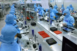 Ligne de production de modules de caméra et de composants électroniques destinés à l'exportation dans l'usine MCNEX VINA Co., Ltd., société à participation sud-coréenne, située dans le parc industriel de Phuc Son, province de Ninh Binh. Photo : VNA