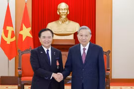Le secrétaire général du Parti communiste du Vietnam To Lam (droite) a reçu, le 15 novembre à Hanoï, Kuroiwa Yuji, gouverneur de la préfecture de Kanagawa. Photo : VNA