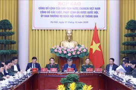 Le Bureau du président tient une conférence de presse pour annoncer l’Ordre présidentiel promulguant 14 lois et une ordonnance adoptées par la 15 e Assemblée nationale et son Comité permanent. Photo : VNA