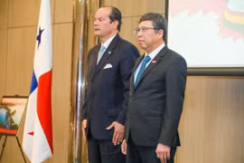 L’ambassadeur du Vietnam au Mexique, également chargé au Panama, Nguyên Van Hai (droite) et le ministre panaméen des Affaires étrangères Javier Martínez. Photo : VNA