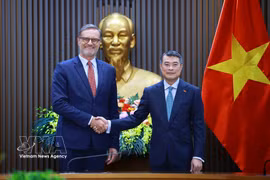 Le Premier ministre Le Minh Hung (droite) et l’ambassadeur de France au Vietnam Olivier Brochet. Photo : VNA