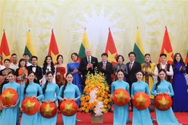 Le président vietnamien Luong Cuong, son épouse, le président lituanien Gitanas Nauseda et son épouse et des artistes vietnamiens. Photo : VNA