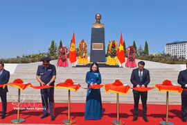 La cérémonie d'inauguration du monument du Président Ho Chi Minh. Photo : VNA
