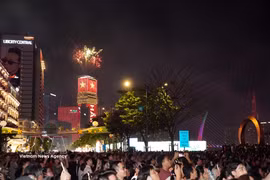 Le tir de feux d'artifice de basse altitude à la zone de la tour Saigon Marina IFC (quartier de Sai Gon). Photo : VNA
