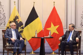 Le secrétaire général du Parti et président vietnamien, To Lam (droite), a rencontré le 23 octobre le ministre-président du Gouvernement flamand, Matthias Diependaele. Photo : VNA