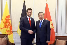 Le secrétaire général du Parti et président vietnamien, To Lam (droite), a rencontré le 23 octobre, à Bruxelles, le ministre-président de la Wallonie, Adrien Dolimont. Photo : VNA