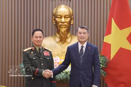 Le Premier ministre Le Minh Hung et le général d’armée Khamlieng Outhakaisone, vice-Premier ministre et ministre lao de la Défense. Photo : VNA