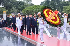 La délégation du Comité central du Parti, du président de la République, de l’Assemblée nationale et du gouvernement rend hommage au Président Ho Chi Minh dans son mausolée. Photo : VNA