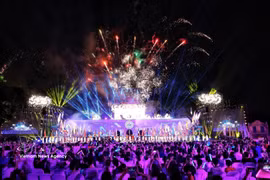 Un feu d’artifice illumine la scène de la Citadelle impériale de Thang Long lors de la cérémonie de clôture du 2e Festival des cultures du monde de Hanoï en 2026. Photo : VNA