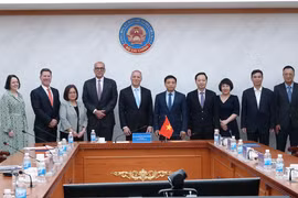 Le ministre des Finances Nguyen Van Thang et la délégation du groupe HSBC, conduite par Georges Elhedery, directeur général de HSBC. Photo : ministère des Finances