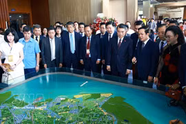 Le Premier ministre Le Minh Hung et les délégués découvrent le plan d’aménagement de la province de Hung Yen pour la période 2021-2030. Photo : VNA.