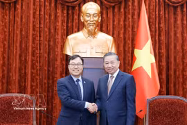 Le secrétaire général du Parti communiste du Vietnam et président de l’État, To Lam (droite) et l’ambassadeur sud-coréen, Choi Young Sam à Hanoï. Photo : VNA