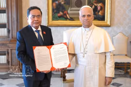Le président de l'Assemblée nationale, Tran Thanh Man, remet une lettre du secrétaire général du Parti et président To Lam au pape Léon XIV. Photo : VNA