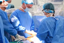 L'Hôpital militaire central 108 a réalisé avec succès la première transplantation cardiaque artificielle partielle de troisième génération (LVAD - Heart Mate3) au Vietnam. Photo : Hôpital militaire central 108