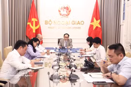 Le ministre vietnamien des Affaires étrangères Le Hoai Trung s’est entretenu par téléphone avec son homologue canadienne Anita Anand. Photo : VNA