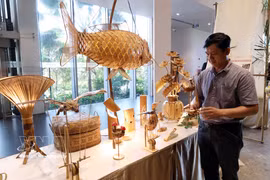 Des objets décoratifs et des souvenirs en rotin et en bambou, qui remplacent les produits en plastique, sont utilisés par de nombreux établissements touristiques à Da Nang. Photo : VNA
