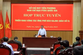 Le Premier ministre Pham Minh Chinh préside une réunion de déploiement des missions au Poste de commandement avancé du gouvernement installé dans la province de Nghê An. Photo : VNA