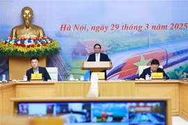Le Premier ministre Pham Minh Chinh à la réunion entre la Permanence du gouvernement et les missions de contrôle du gouvernement pour accélérer la mise en œuvre des projets d'autoroutes dans tout le pays. Photo : VNA