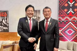 Le Premier ministre vietnamien Le Minh Hung et son homologue singapourien Lawrence Wong à Cebu aux Philippines. Photo : VNA