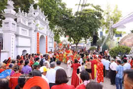 Des habitants des villages de Van Phuc (commune de Nam Phu, Hanoï) et de Nga My (commune de Thanh Oai, Hanoï) célèbrent avec enthousiasme le millénaire de leur alliance fraternelle. Photo : VNA