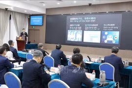 La délégation vietnamienne visite le modèle de tribunal intelligent (utilisant l'IA pour soutenir les procès) au Tribunal populaire intermédiairede Shenzhen, province du Guangdong (Chine). Photo : VNA