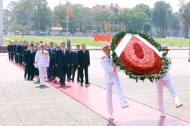 Le secrétaire général du Comité central du Parti communiste chinois et président chinois, Xi Jinping et une haute délégation chinoise rendent hommage au Président Hô Chi Minh en son mausolée à Hanoï. Photo : VNA