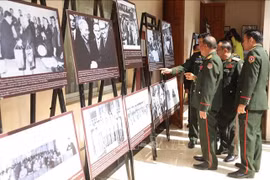 Les représentants du ministère vietnamien de la Défense à l'exposition. Photo : VNA