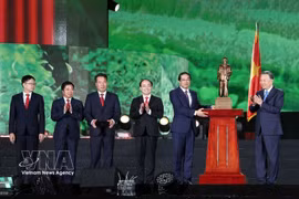 Le secrétaire général et président To Lam offre une statue du Président Ho Chi Minh à Thai Nguyen. Photo : VNA