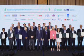Des représentants des banques vietnamiennes prennent une photo avec le groupe des premières banques commerciales à l’Alliance pour les banques commerciales vertes. Photo : VNA