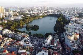Le lac de Hoan Kiem (Épée restituée), arrondissement de Hoan Kiem, au centre-ville de Hanoï. Photo : VNA