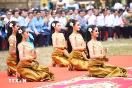 Une performance artistique pour accueillir la cérémonie d'ouverture de la série d'événements Angkor Sangkranta 2025. Photo : VNA