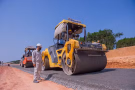 Une série de projets clés en matière de transports sont accélérés pour être achevés conformément au plan fixé. Photo : VietnamPlus