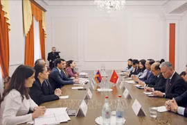 La séance de travail entre le vice-président de l'Assemblée nationale Tran Quang Phuong et le premier vice-président de l'Assemblée nationale d’Arménie, Hakob Arshakyan. Photo : VNA