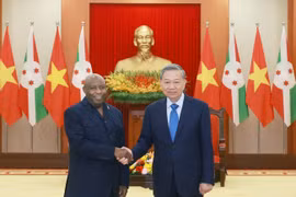Le secrétaire général du Comité central du PCV To Lam et le président du Burundi Évariste Ndayishimiye. Photo : VNA