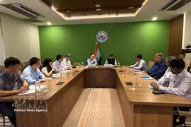 La séance de travail entre des responsables de l’Académie des sciences sociales du Vietnam et ceux de l’Institut indien d’administration publique. Photo : VNA