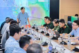Le vice-ministre de l'Agriculture et de l'Environnement, Nguyen Hoang Hiep, également membre du Comité national de pilotage de la défense civile, lors d'une réunion consacrée aux mesures de riposte au typhon Maysak. Photo : VNA