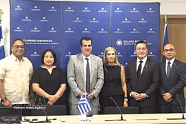 L'ambassadrice du Vietnam en Grèce, Pham Thi Thu Hươnge (2e à gauche), des ambassadeurs des pays de l'ASEAN accrédités en Grèce et le ministre grec de la Migration et de l'Asile, Athanasios Plevris. Photo : VNA