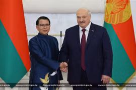 L’ambassadeur du Vietnam en Biélorussie, Nguyên Van Trung et le président biélorusse, Alexandre Loukachenko à Minks. Photo : VNA