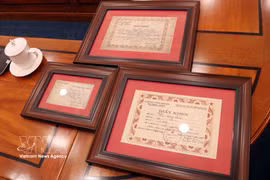 Des documents et objets remis à la partie vietnamienne. Photo : VNA